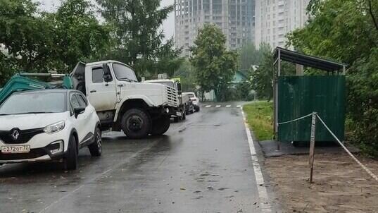     В паблике «ЧС Тюмень» появилась жалоба от местного жителя на соседей, проживающих с ним в одном доме по улице Коммунальников. Тюменец написал, что летом прошлого года в целях предотвратить свалку они решили облагородить территорию возле мусорных контейнеров напротив дома.