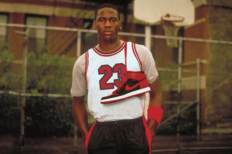 Майкл Джордан с кроссовками AJ1 Bred