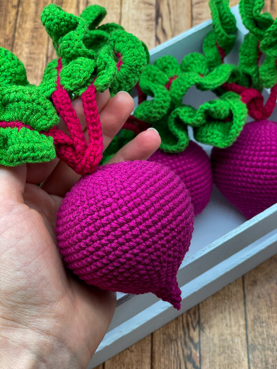 Крючком можно вязать не только одежду, но и интересные вещи для интерьера и разнообразные игрушки. 