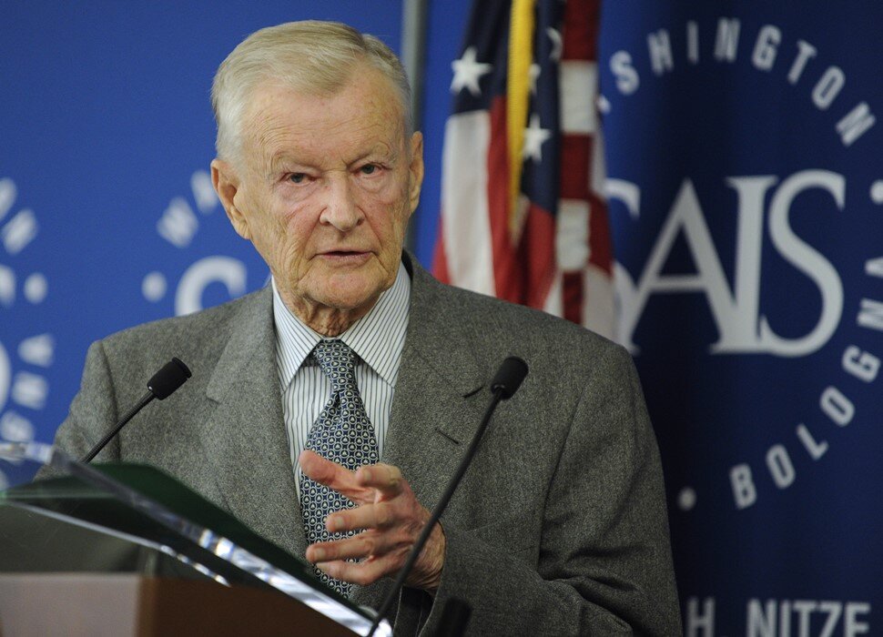 Зби́гнев Кази́мир  Бжези́нский. Американский политолог, социолог и государственный деятель польского происхождения. Рождение	- 28 марта 1928г. Смерть - 26 мая 2017 г. Советник по национальной безопасности 39-го президента США Джимми Картера (1977—1981). Один из основателей Трёхсторонней комиссии, её директор в 1973—1976 годах. В 1981 году награждён Президентской медалью Свободы — одной из двух высших наград для гражданских лиц в США. Яндекс картинки.