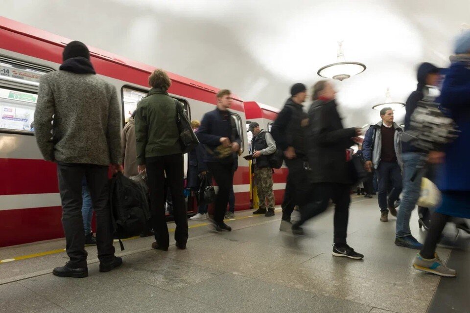     Станция "Площадь Восстания" снова заработала после человеческой пробки 2 марта. Олег ЗОЛОТО