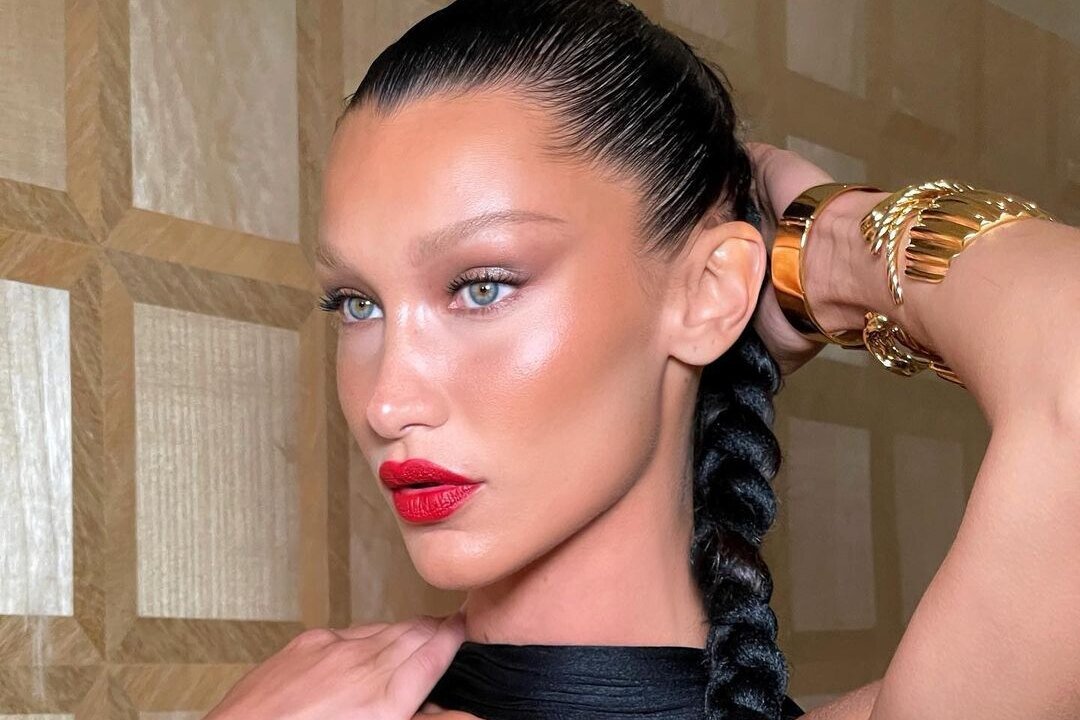     «Белла завораживает!»: самая красивая женщина в бархатном бра потрясла культового визажиста