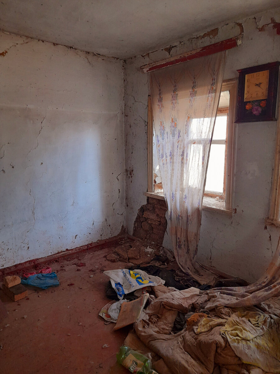 В таком виде был наш дом на момент нашего 1-го приезда в качестве покупателей.