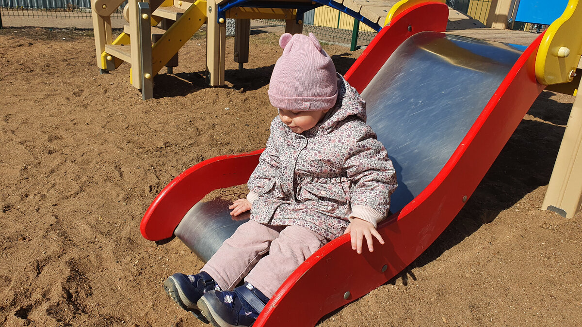 Та самая площадка возле дома, где гуляют группы малышей