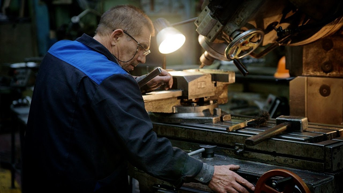 Токарь за час изготавливает. Токарь фрезеровщик. Токарь фрезеровщик. Смешной токарь. Токарь станочник широкого профиля.