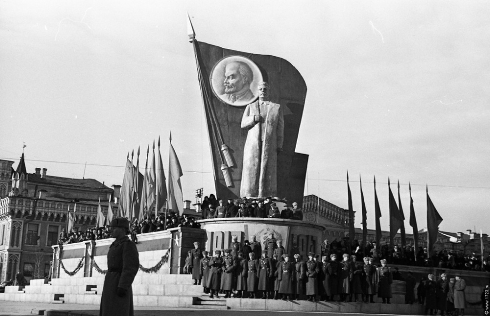    Памятник Сталину на площади 1905 года в Свердловске. Фото: Из архива