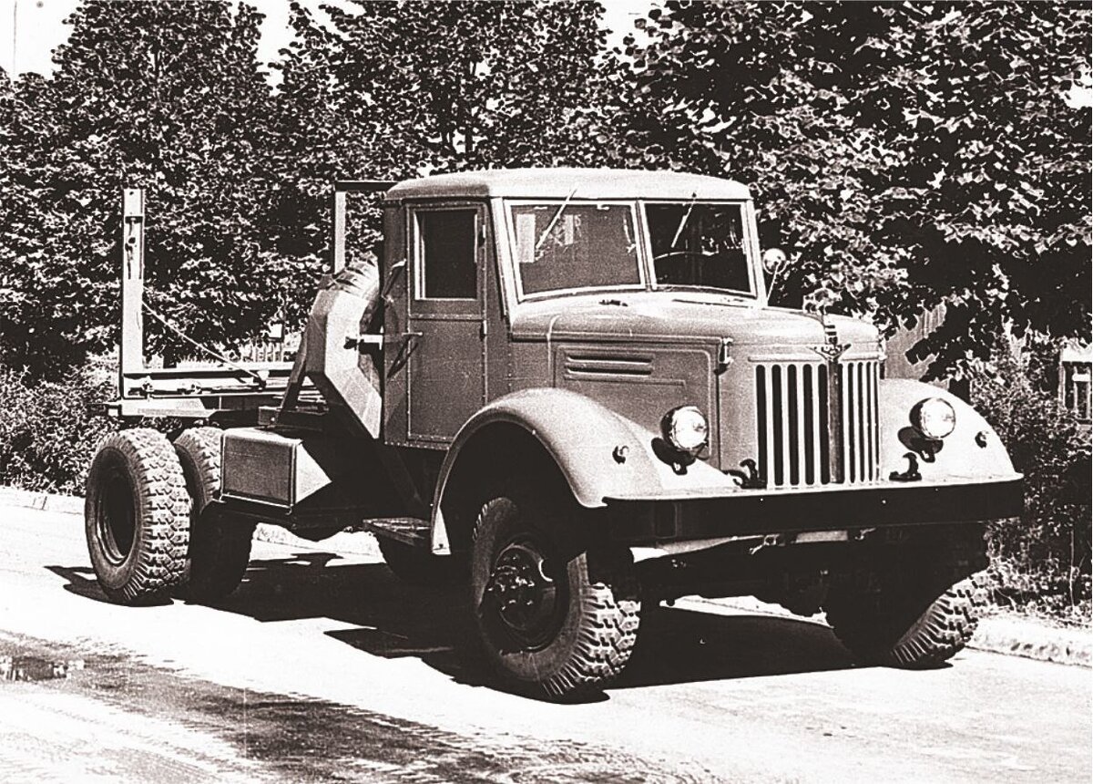 Вот такой "Маз" тащил на горку кран