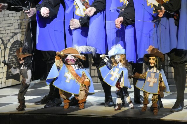    Яркие куклы как одно целое со своими чёрными кукловодами – в интонациях и жестах. Фото: Пресс-служба театра кукол «Арлекин»