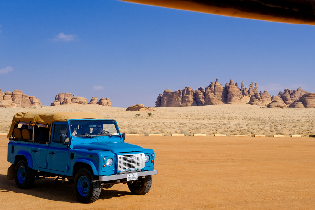 Причудливой формы скалы и камни обрамляют весь путь к гробницам. Ветер отлично потрудился за тысячелетия. 