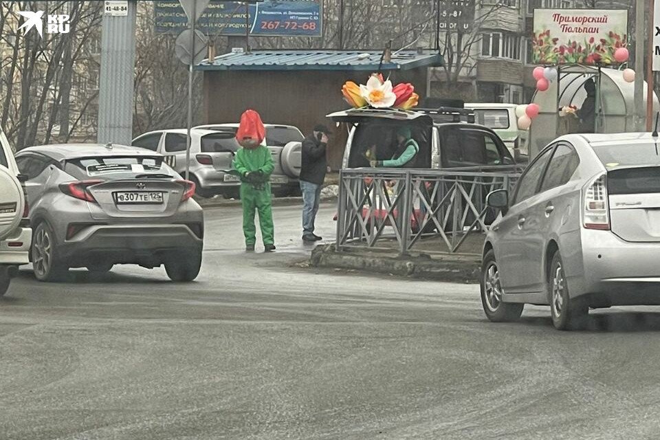     Внимание людей к товару привлекают необычным способом.  Предоставлено «КП – Владивосток»