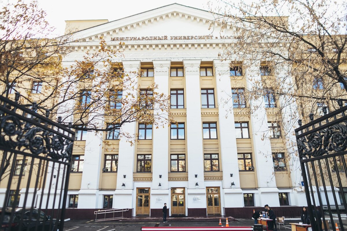 Вслед за РУДН скандал разгорелся вокруг ММУ, который теперь называют "рассадником русофобии". Неожиданность? Да как бы не так!