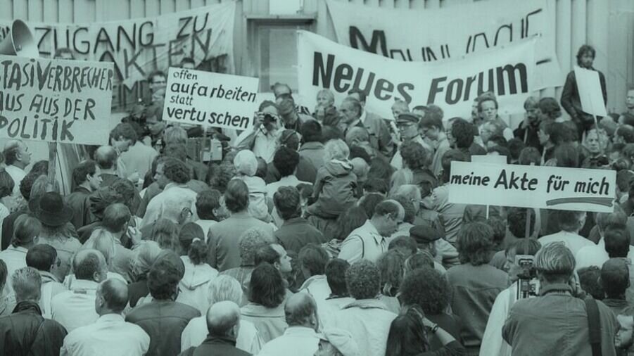     Книга историка Евгении Лёзиной помогает понять, как стране, прошедшей через тоталитаризм со всеми его преступлениями, вернуться к нормальной жизни.