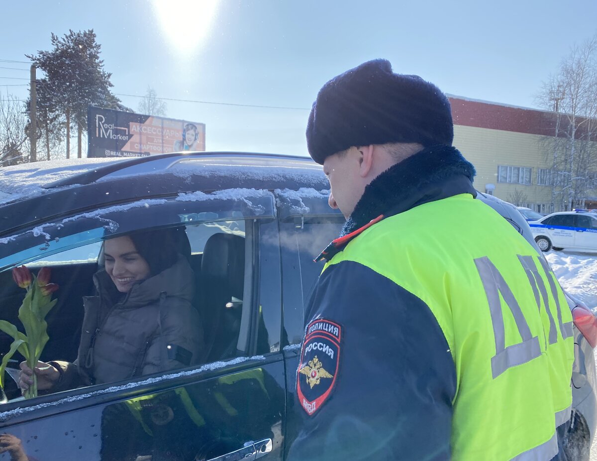    В Сургутском районе полицейские поздравили женщин с наступающим праздником