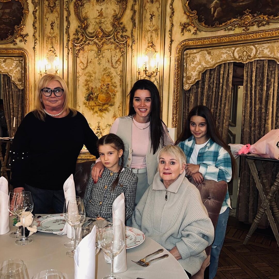    Ксения Бородина с матерью, бабушкой и дочерьмиСоцсети Ксении Бородиной