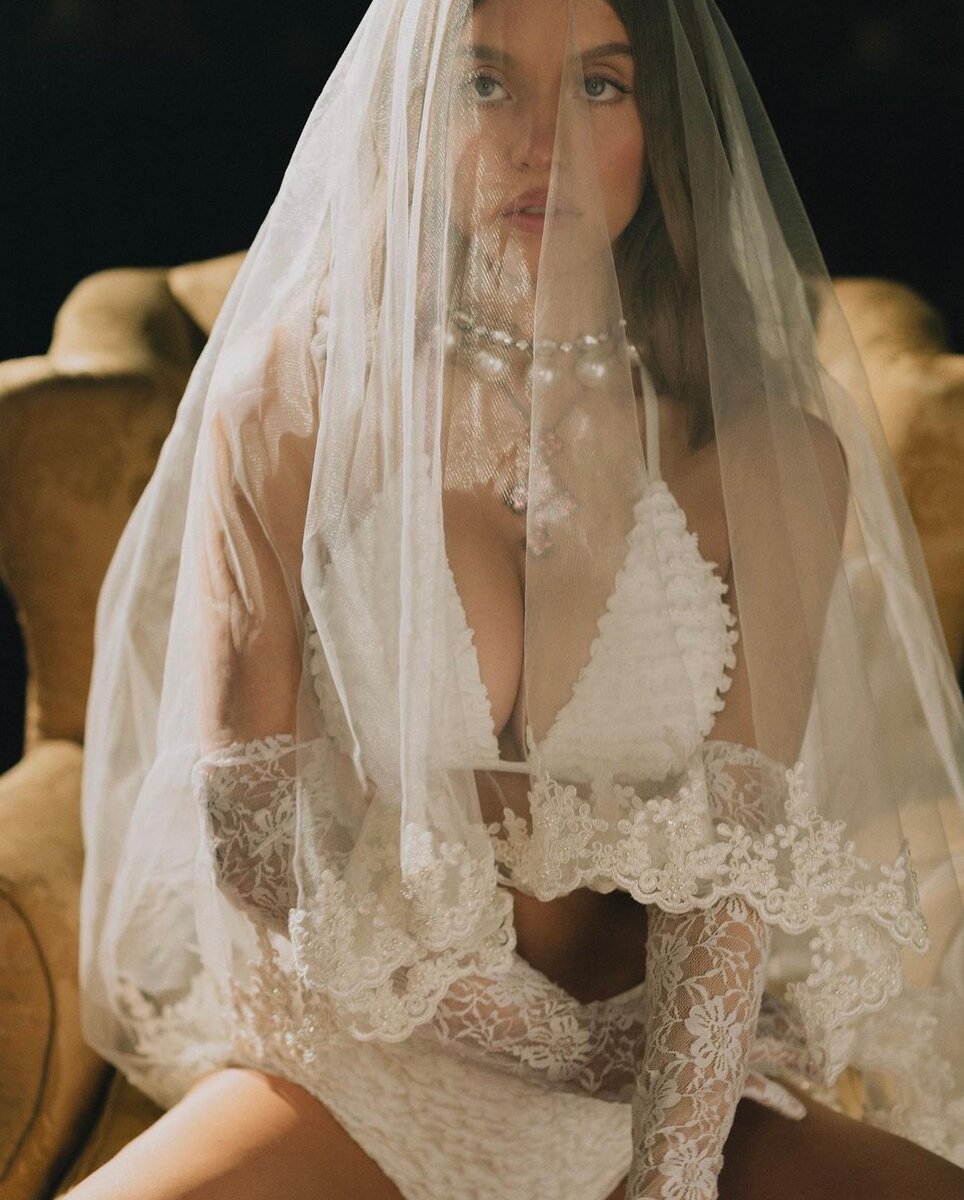 Звезда «Эйфории» Сидни Суини опубликовала фото в очень необычном наряде  невесты и взорвала Инстаграм* | Super.ru | Дзен