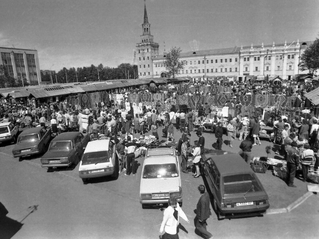 Рыночная жизнь 90-х: челноки, торговля под крышей и без (18 фото) —  Российское фото