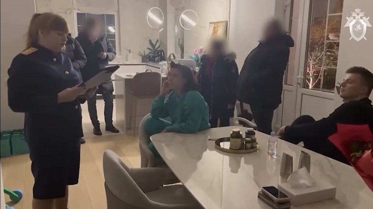 Скрин из портала Известия, обыск в доме Артёма и Леры