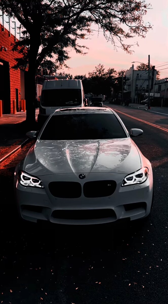 История бренда BMW: как всё начиналось. Автомобили пользуются высоким спросом благодаря надежности и функциональности. Одной из самых популярных является марка BMW, модели которой давно стали символом роскоши и спортивного стиля. Сейчас баварская компания представляет гигантский концерн с множеством автомобильных заводов не только в Германии, но и в других странах мира: от США до Египта. Производятся BMW и в России — их сборкой занимается калининградское предприятие «Автотор». Эта статья посвящена истории создания и развития BMW, которая насчитывает свыше 100 лет и, безусловно, будет интересна настоящим поклонникам бренда.Как создавалась компанияИстория BMW начиналась в баварском Мюнхене, где в 1913 году немецкие промышленники Рапп и Отто открыли два небольших предприятия. Новые фирмы занимались производством авиационных моторов, и их руководители вскоре приняли решение объединиться, чтобы вместе выдержать жесткую рыночную конкуренцию. Совместная компания получила название Bayerische Flugzeugwerke — «Баварские авиационные заводы».Зигзаг судьбыОсенью 1917 года была создана эмблема БМВ, которая осталась неизменной до настоящего времени: круг, разделенный на четыре части (две белых и две голубых). Эти цвета считаются традиционно баварскими. Долгое время считалось, что рисунок символизировал пропеллер самолета на фоне ясного неба.Скорее всего, компания пошла бы по изначально определенному пути, занимаясь созданием авиамоторов, и автомобилисты никогда не узнали даже ее названия. Но история распорядилась иначе. После капитуляции Германии в Первой мировой войне правительство страны подписало Версальский договор, одним из пунктов которого стал запрет на производство самолетов.Чтобы сохранить фирму, основатели перепрофилировали производство и несколько изменили название: слово Flugzeug («авиационные») уступило место Motorische («моторные»), а аббревиатура приобрела современный вид, хорошо известный поклонникам.Мотоциклы BMWПосле перестройки производства компания BMW некоторое время занималась выпуском тормозов для железнодорожного транспорта. В 1923 году предприятие переключилось на мотоциклы, да так успешно, что в считаные месяцы обрело мировую известность. Надежность и скоростные качества баварской мотоциклетной техники снискали ей славу среди гонщиков.В 1928 году, после покупки заводов в Тюрингии, руководство сделало основной сферой деятельности автомобильное производство, но выпуск мотоциклов не прекратился и по сей день. Спортивные модели очень популярны и нередко встречаются на дорогах разных стран.Малолитражки BMWПервый автомобиль BMW сошел с конвейера в 1929 году — это была малолитражная модель, выпускавшаяся по лицензии британской Austin Motor Company. BMW Dixi 3/15 PS был похож на английский Austin 7, чрезвычайно популярным в европейских странах. Автомобиль оснащался 20-сильным мотором и мог развить скорость до 80 км/ч. На этом немецкие производители не остановились: весной 1932 года широкой публике была представлена уникальная модель собственной разработки. Автомобилисты по достоинству оценили новинку: с тех пор и до нашего времени знак BMW ассоциируется с безупречным качеством. Характерные деталиНесмотря на известность, в начале 1930-х годов автомобили BMW не были узнаваемыми с первого взгляда. Характерная черта баварского бренда — двойная решетка радиатора — впервые появилась на БМВ 303, выпускавшемся с 1933 года.Окончательно концепция баварского бренда — «Автомобиль — для водителя» — была сформулирована с появлением модели BMW 328, ставшего прорывом в области спорткаров.