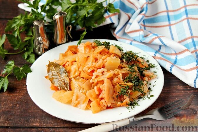 капуста белокочанная, морковь, рис, масло растительное, томат-паста, соль, перец чёрный молотый, вода, зелень укропа