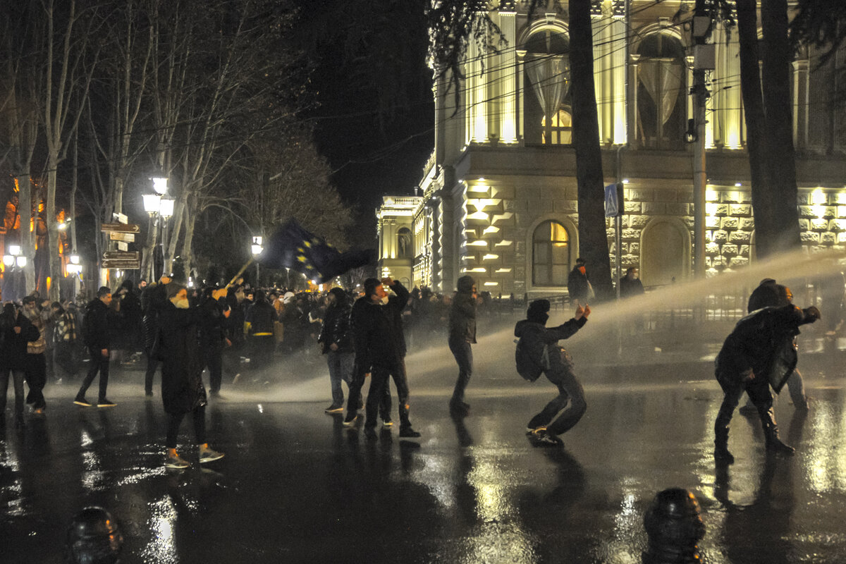 Тбилиси что происходит события. Массовые протесты в Тбилиси. Фотографии людей на улице. Массовые беспорядки полиция.