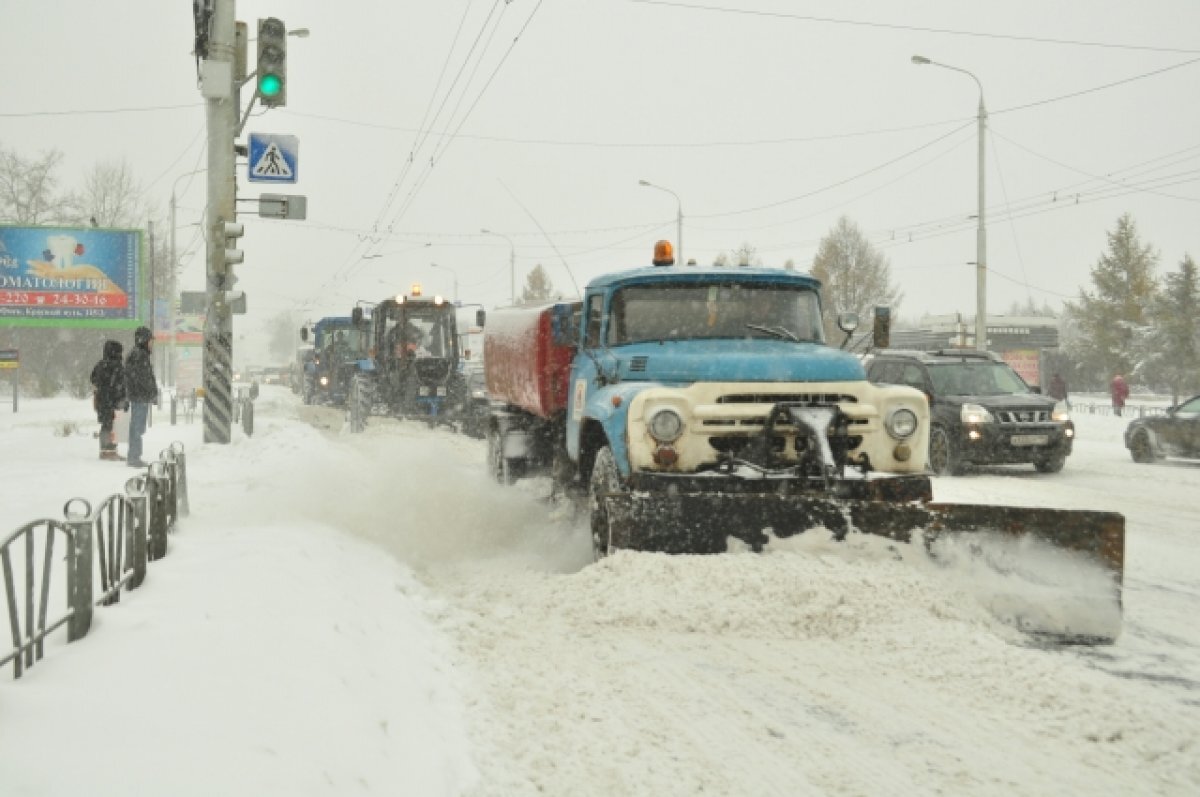 В Омске дорожные службы в международный женский день борются со снегом |  АиФ-Омск | Дзен