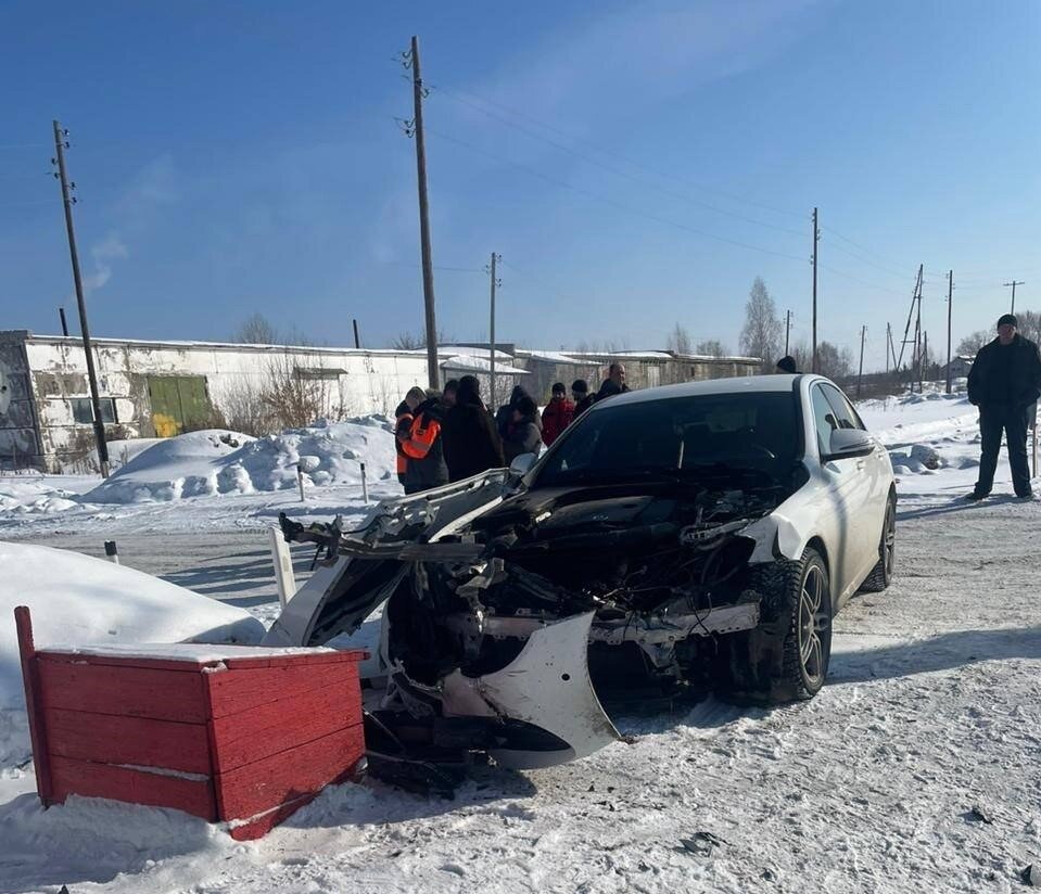 Пригородный пассажирский поезд Тавда — Устье-Аха столкнулся с иномаркой |  Новостной Портал UGRA-NEWS.RU | Дзен