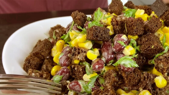    30 минут на кухне: салат из фасоли и кукурузы с сухариками Дарья Смирнова
