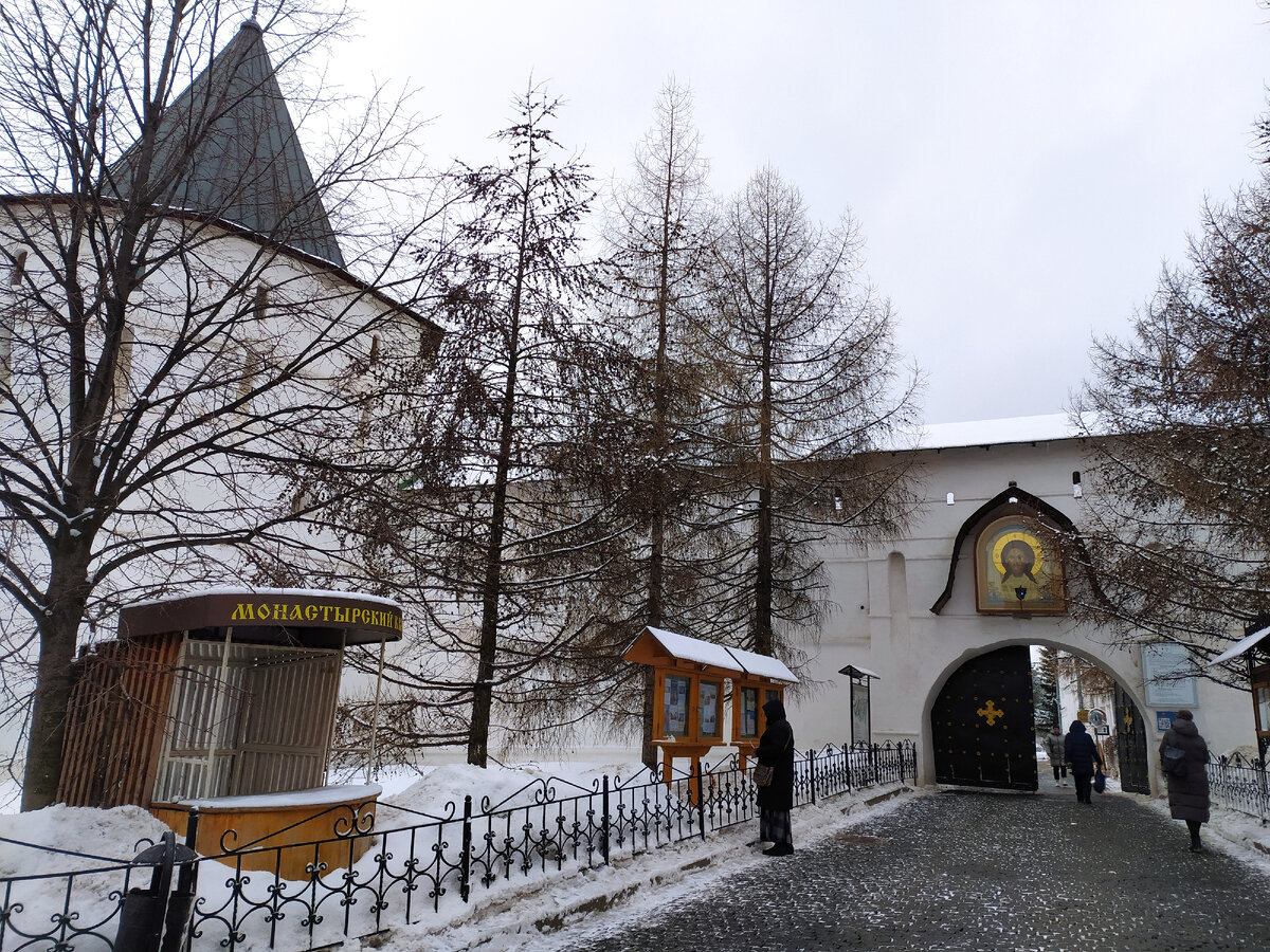 Вход в монастырь