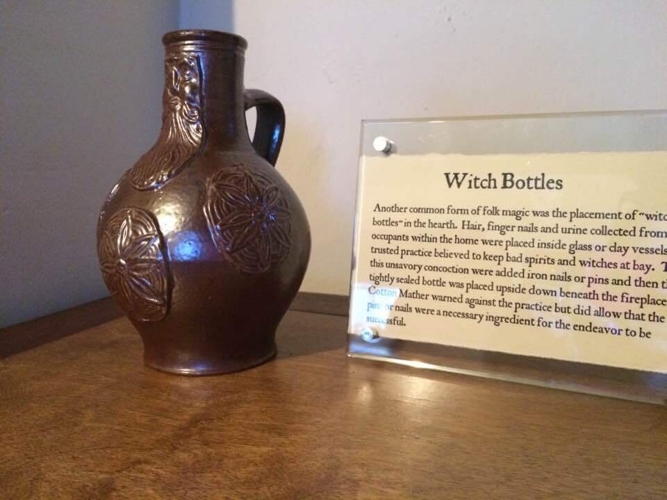 фото бутылки ведьмы на выставке в Доме ведьм в Салеме.