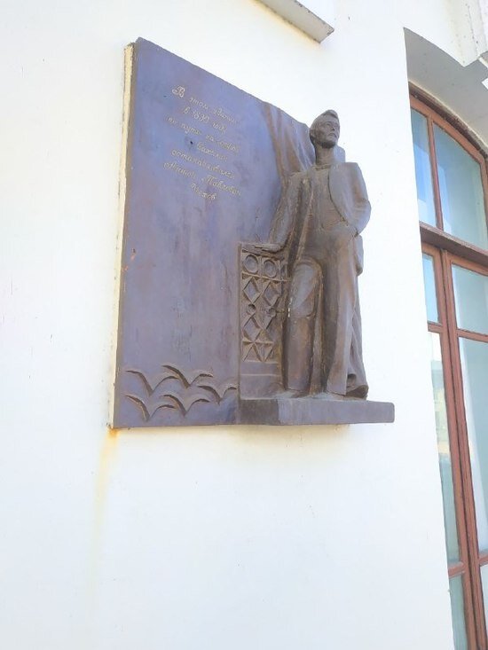     Мемориальная доска Чехову / Ольга Кива