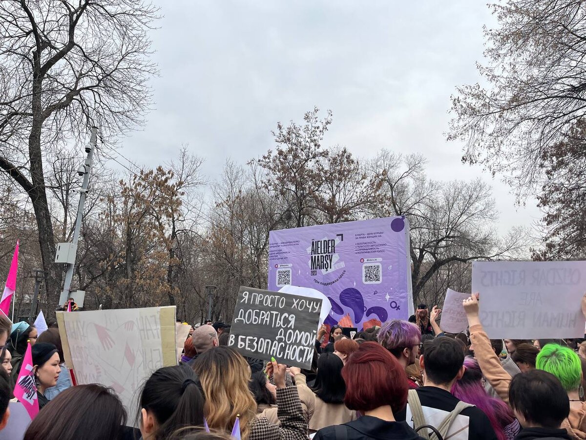 Митинг группы феминистских организаций против сексуализированного насилия  проходит в Алматы | ORDA | Дзен