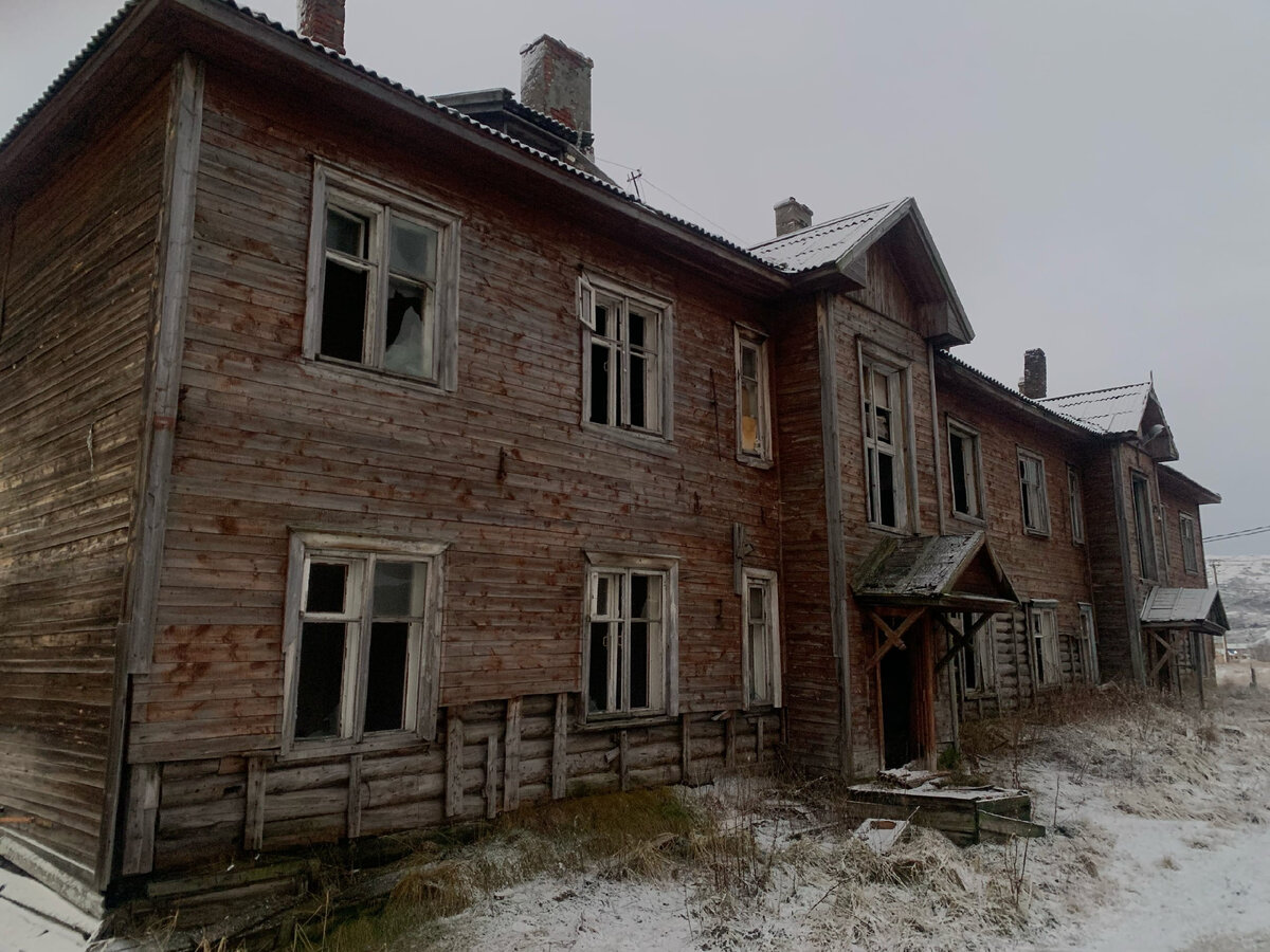 Один из заброшенных домов в Териберке.