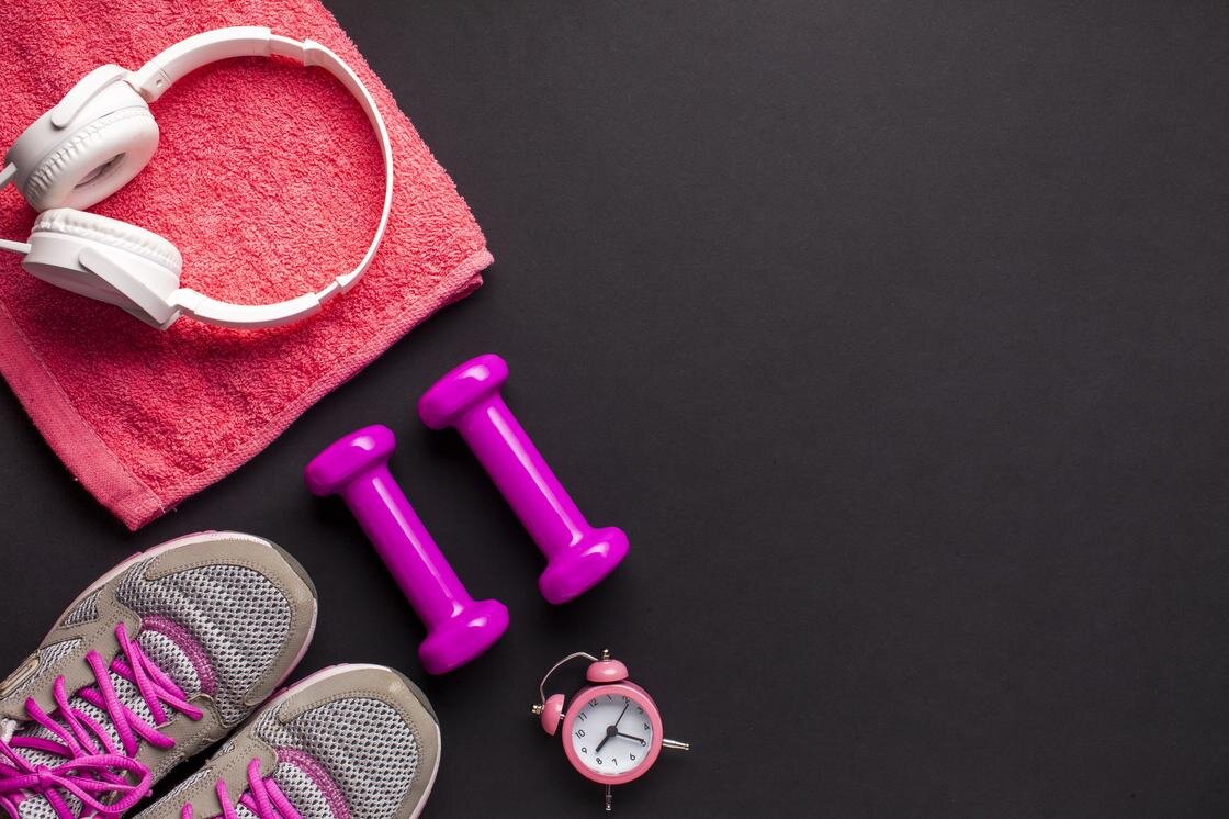    Гантели, кроссовки, наушники:Freepik