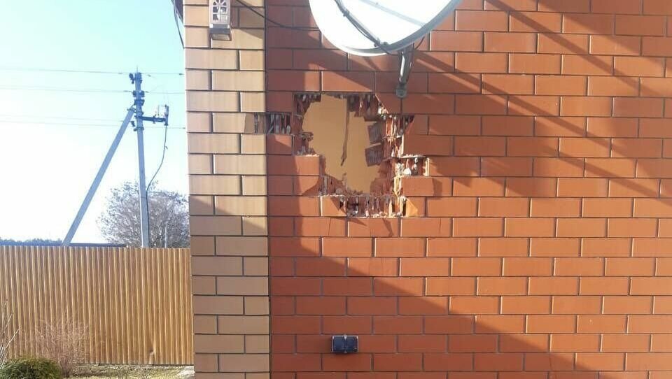     Белгородская область снова оказалась под обстрелом со стороны Украины. Пострадал город Шебекино. В этом городе один из снарядов угодил в стену жилого дома.