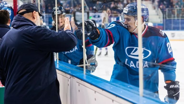    Хоккеисты «Лады» (справа).ХК «Лада»