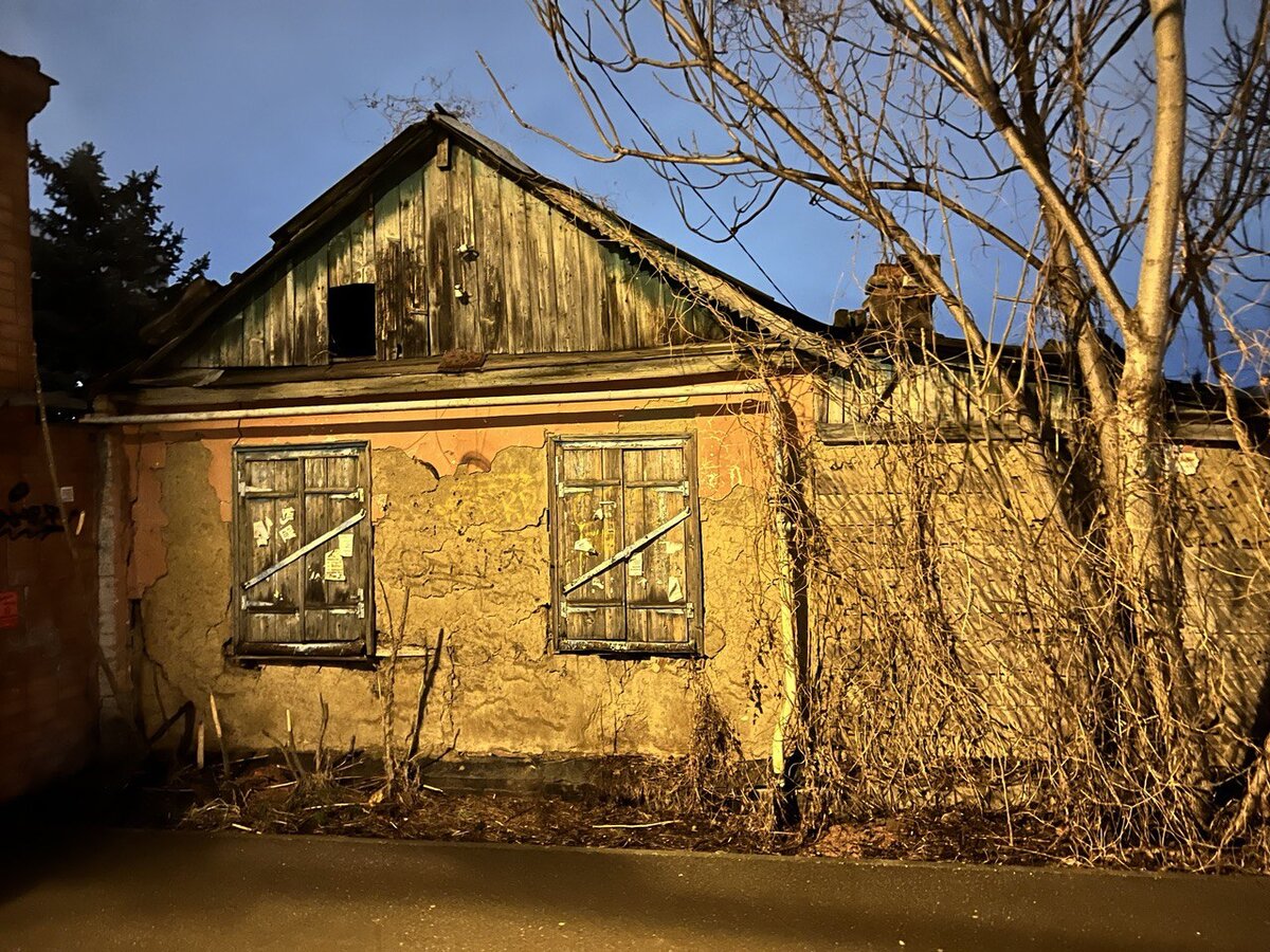 И да, это центр реального Краснодара, в 30-40 метрах от этого дома даже находится салон "Порше", но, к этому привыкаешь