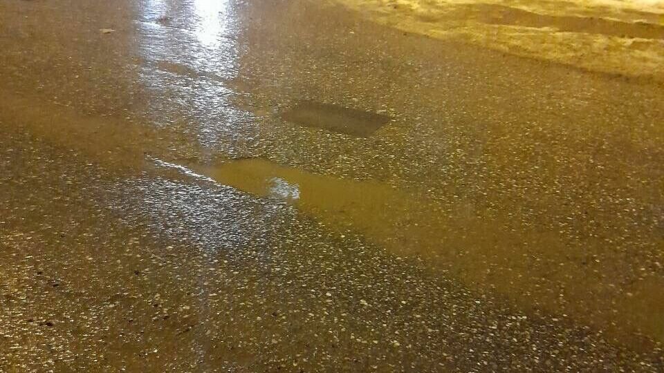     Жители Татарстана в социальных сетях делятся местами, где заметили ямы на дорогах. Таким образом автолюбители пытаются предупредить о возможной опасности и обратить внимание для ремонта. Публикации появились сегодня, 11 марта, в Telegram-каналах.