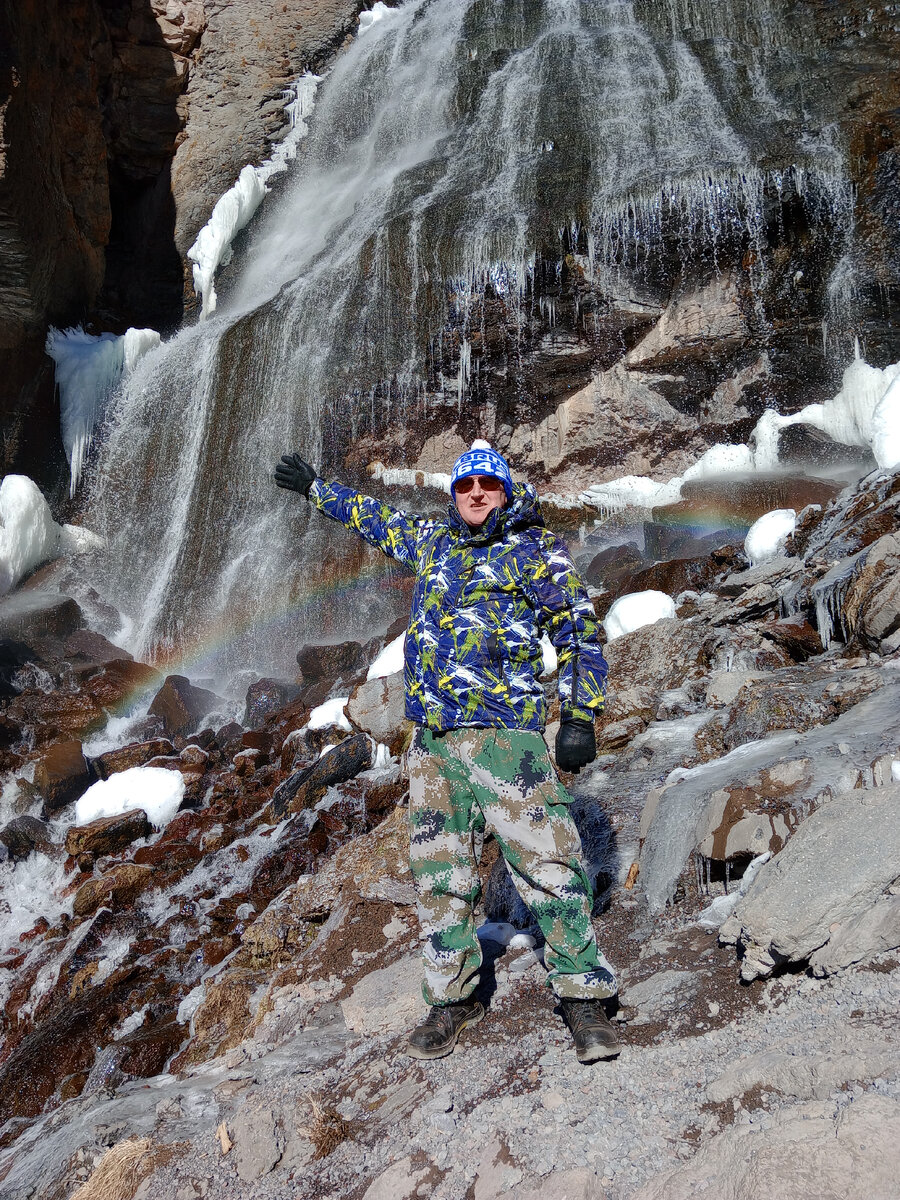 Дело было в январе,сам водопад наполовину замерзший,но все жи виды отличные.Высота 2800.