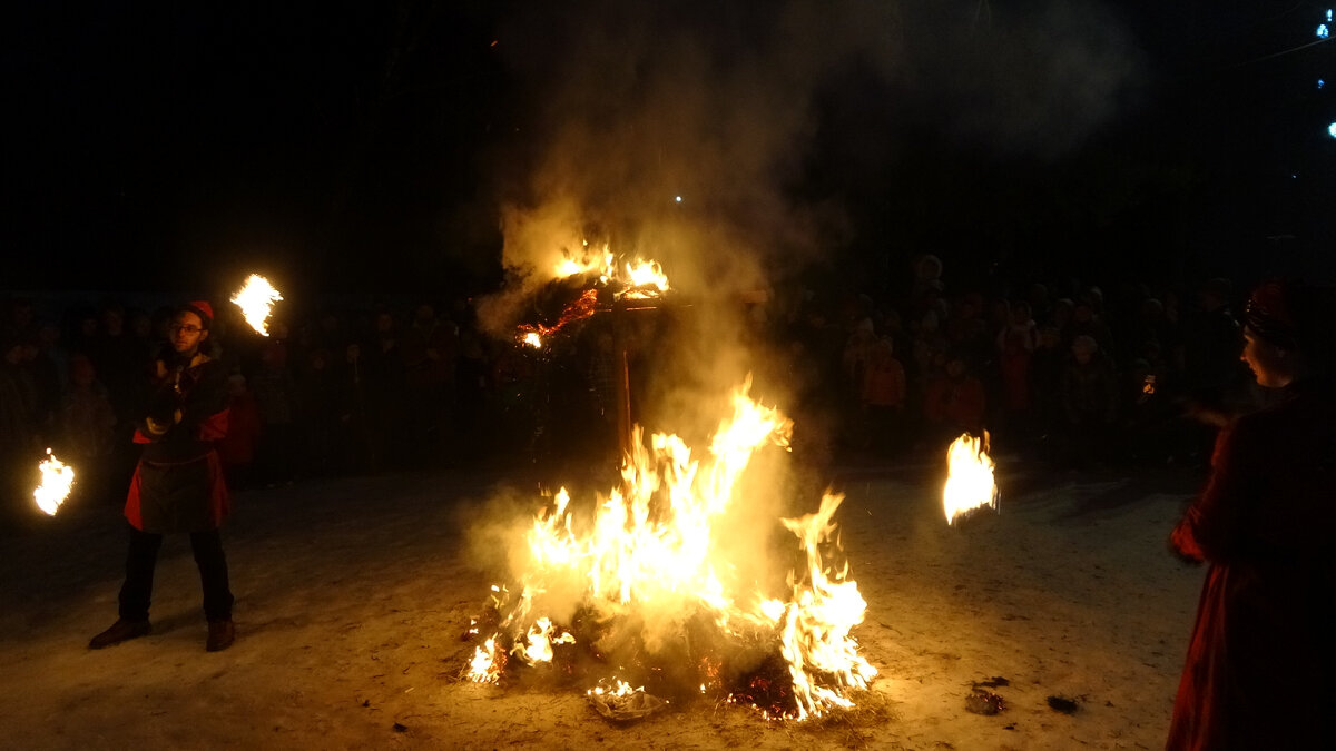 сжигание чучела тула. карамышево масленица. кельн карнавал сожжение чучела. сжигание чучела масленицы. голова масленицы.