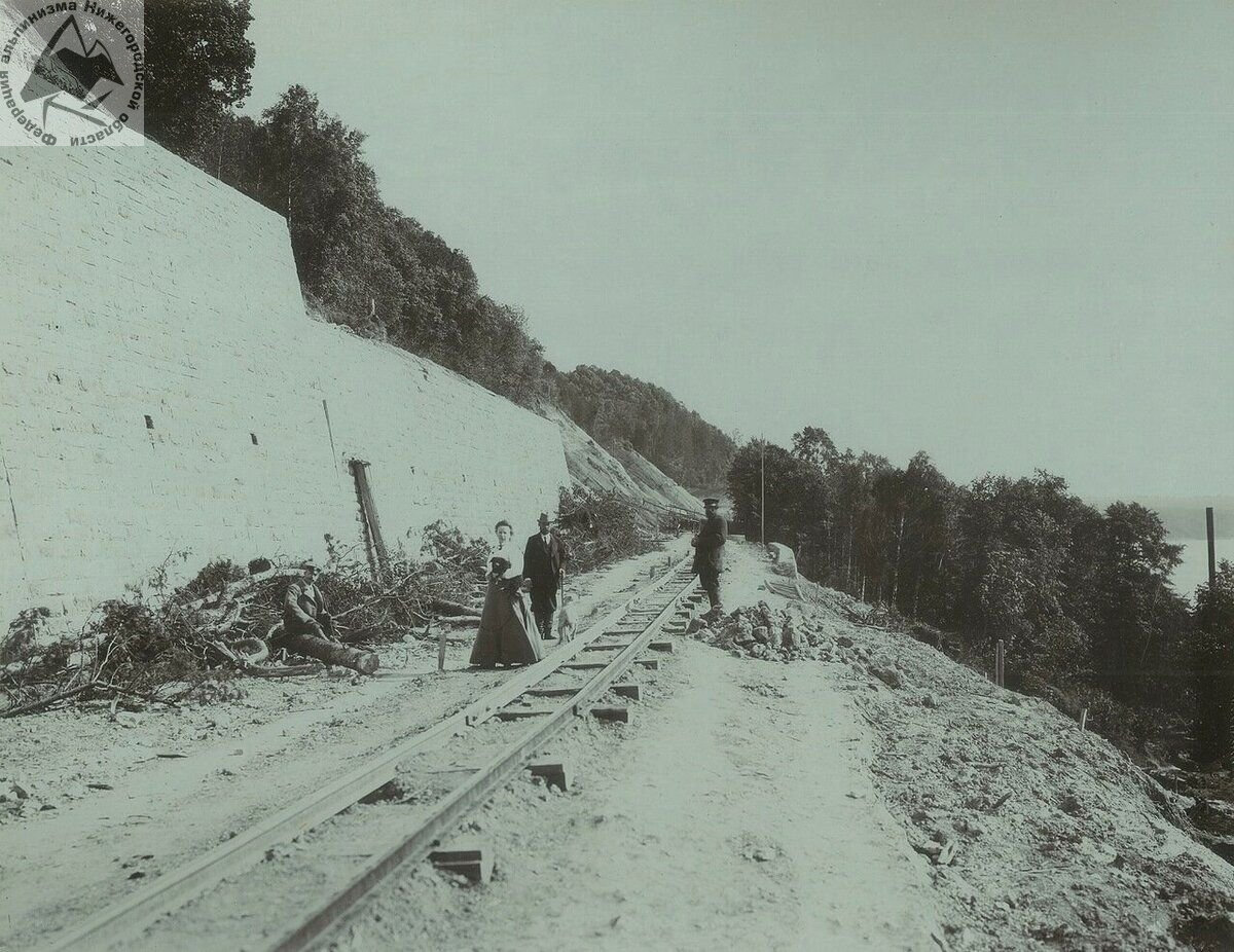 Самым трудным оказалась разработка проекта путей между Мызой и Нижним Новгородом. Нужно было сделать так, чтобы поезда осилили крутой подъём на косогор. Для этого построили особую дренажную систему: на участке от вокзала до станции Мыза вручную пробили 39 штолен (они сохранились до сих пор). Наиболее протяжённая из них уходит под землю на глубину 1600 метров. Склоны были укреплены.