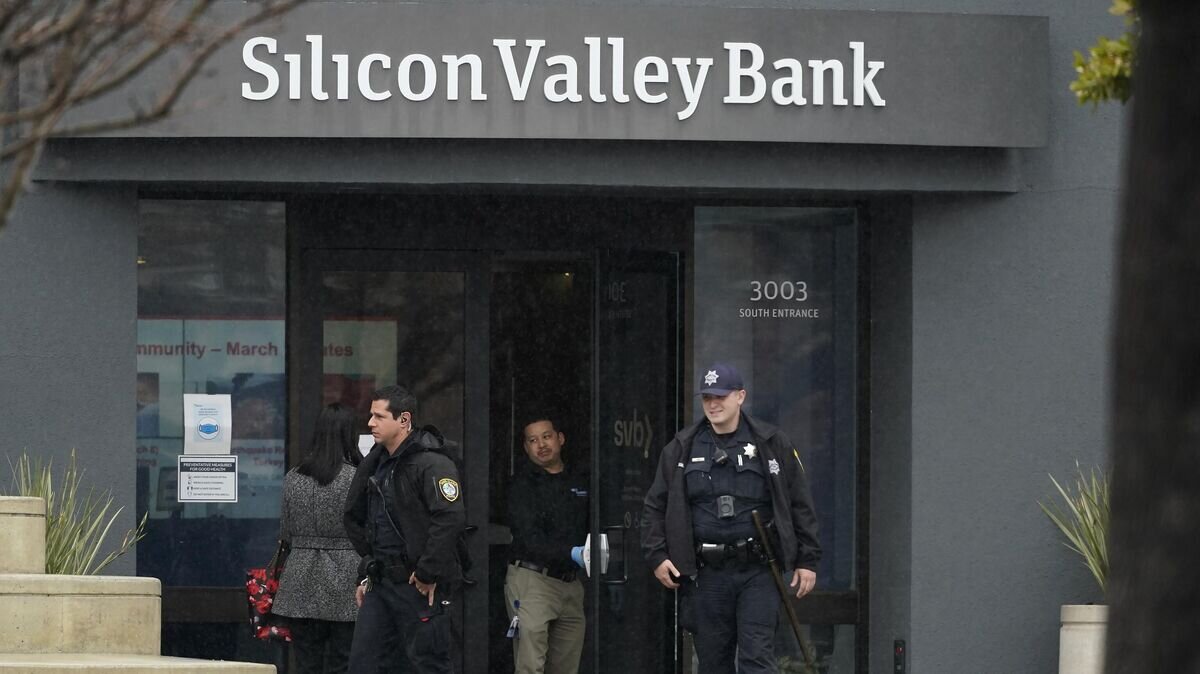    Полиция возле банка Silicon Valley в Санта-Кларе, Калифорния© AP Photo / Jeff Chiu