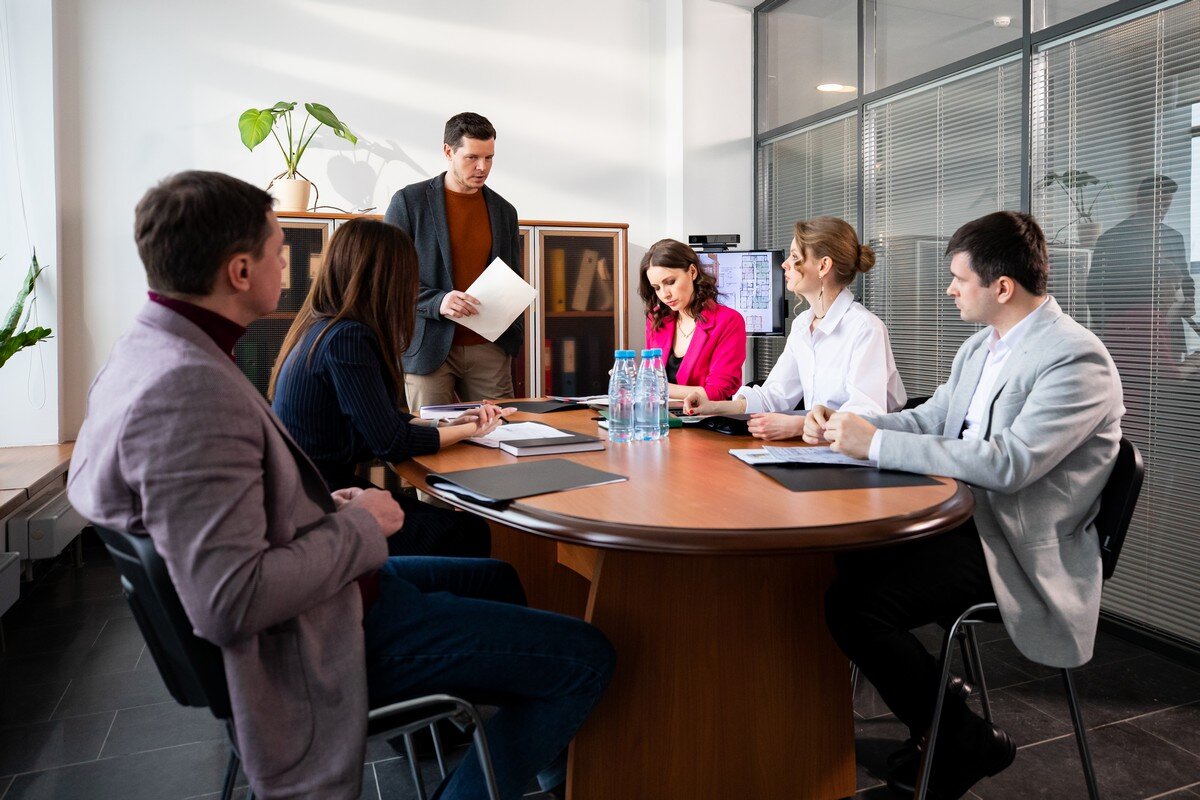 Илья Алексеев играет Виталия - директора архитектурно-ландшафтного бюро.