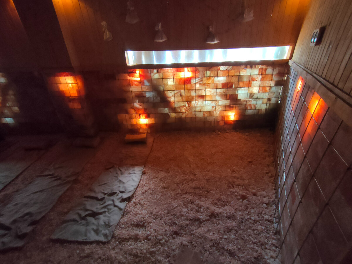 В этой сауне надо лежать на полу, на горячих камушках