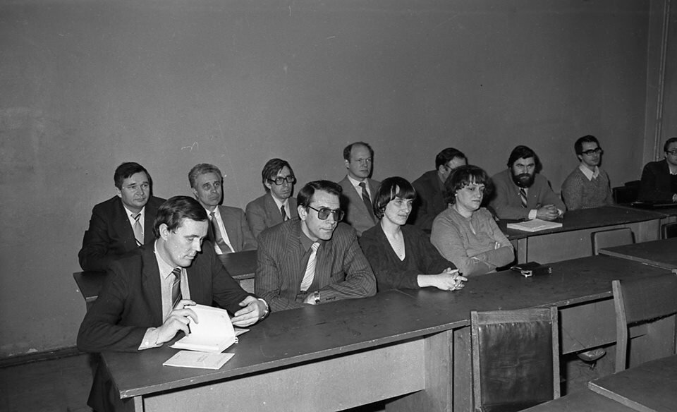 В.И. Ващук - в первом ряду, между А.В. Каталымовым и Н.Е. Ниполайкиной