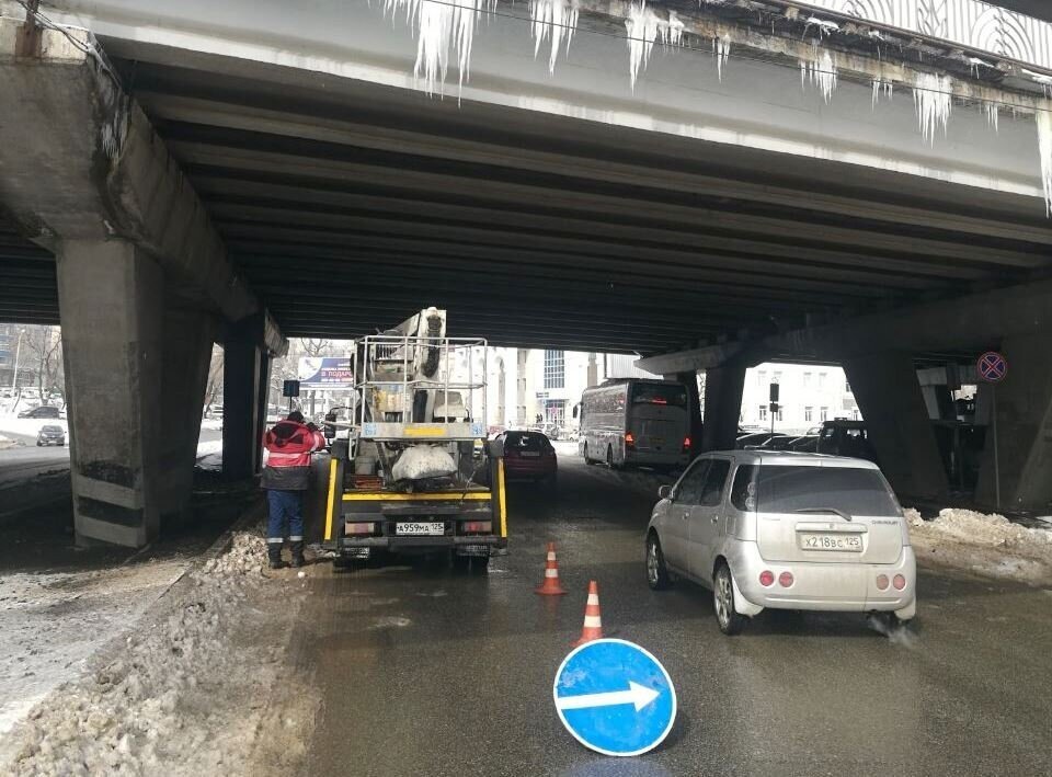     Дорожники уже сбивают наледь с объектов инфраструктуры.  МБУ «Содержание городских территорий»