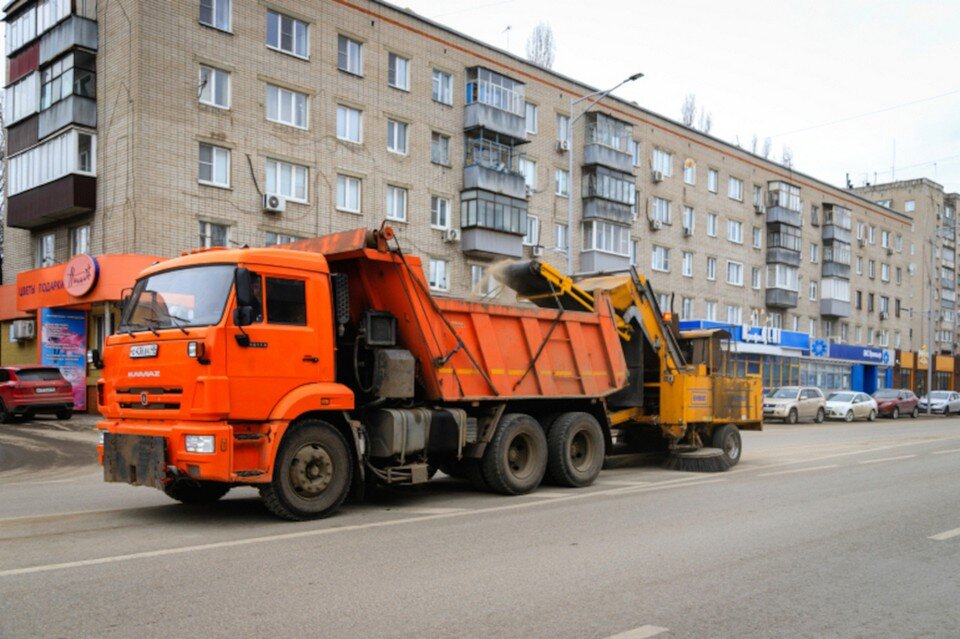     За неделю коммунальщики вывезли с улиц Липецка около 150 тонн грунта  Пресс-служба правительства Липецкой области