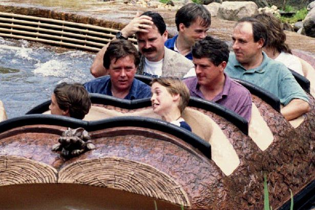 Принц Уильям на аттракционе Брызги горы в 1993 году.
