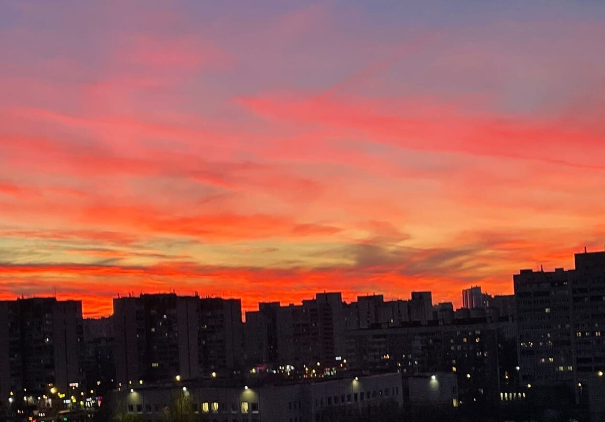 Ночь тоже. Красивые закаты в разных городах. Красивый закат в СПБ. Закат общества. Красивый закат в городе.