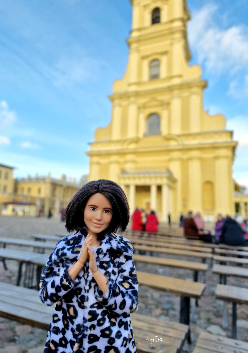 Петропавловский собор. Там наверху колокола звонят.