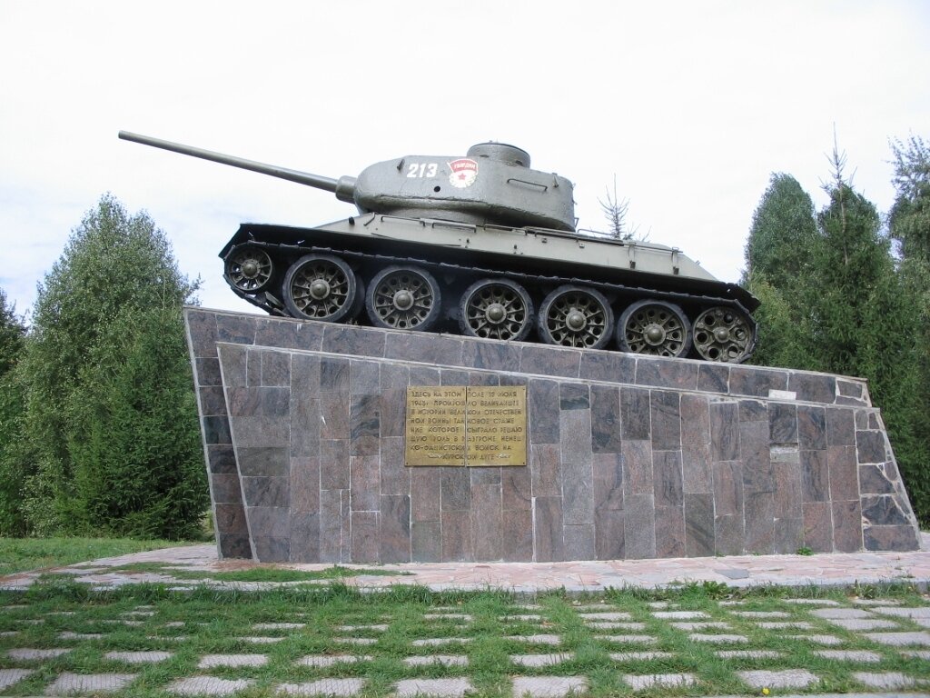 Первый памятник в Прохоровском поле